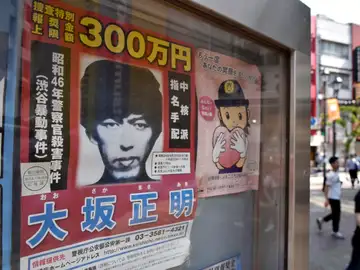 Vista de un cartel de búsqueda de del fugitivo Masaaki Osaka Vista de un cartel de búsqueda de del fugitivo Masaaki Osaka