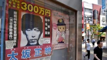 Vista de un cartel de búsqueda de del fugitivo Masaaki Osaka