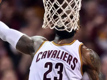 LeBron James se dispone a machacar el aro con la cabeza a la altura de la red LeBron James se dispone a machacar el aro con la cabeza a la altura de la red