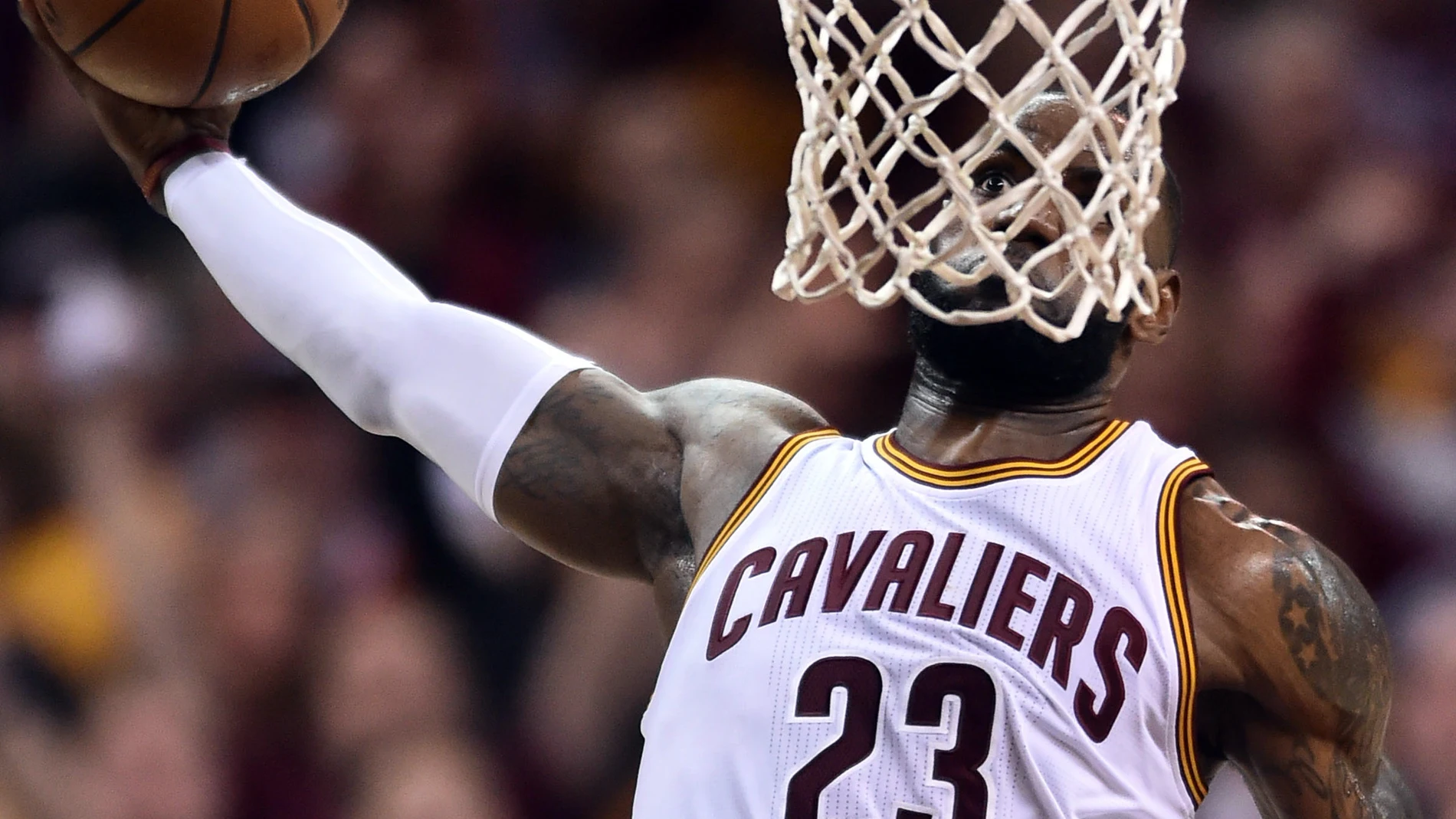 LeBron James se dispone a machacar el aro con la cabeza a la altura de la red LeBron James se dispone a machacar el aro con la cabeza a la altura de la red