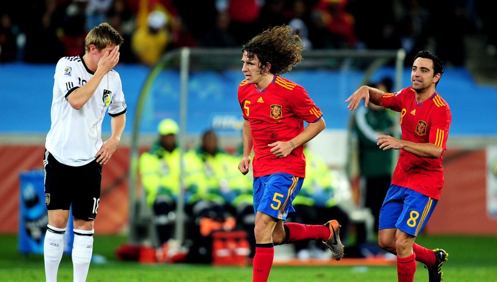 Toni Kroos se lleva la mano a la cabeza ante Puyol y Xavi