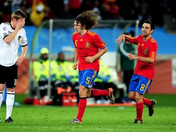 Toni Kroos se lleva la mano a la cabeza ante Puyol y Xavi Toni Kroos se lleva la mano a la cabeza ante Puyol y Xavi