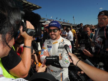 Fernando Alonso, rodeado de medios de comunicación en Indianápolis