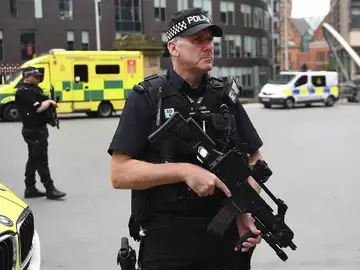 Un policía británico monta guardia en las calles de Manchester. Un policía británico monta guardia en las calles de Manchester.