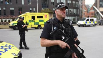 Un policía británico monta guardia en las calles de Manchester.