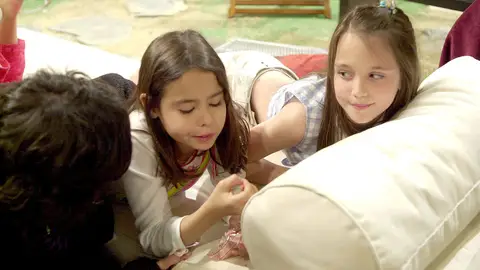 Mis adorables vecinos - Temporada 1 - Capítulo 11: Cuando conocí a Beckham estaba desnudo Mis adorables vecinos - Temporada 1 - Capítulo 11: Cuando conocí a Beckham estaba desnudo