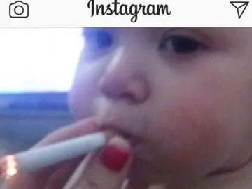 Cuelgan una foto en Instagram de un bebé fumando Cuelgan una foto en Instagram de un bebé fumando