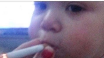 Cuelgan una foto en Instagram de un bebé fumando