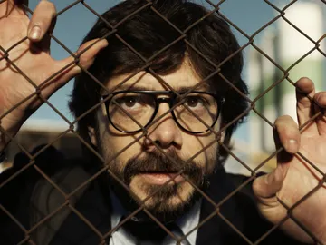 El Profesor pone en riesgo su vida por un cabo suelto en el mayor atraco de la historia El Profesor pone en riesgo su vida por un cabo suelto en el mayor atraco de la historia