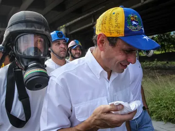 El opositor venezolano Henrique Capriles tras ser herido en una protesta El opositor venezolano Henrique Capriles tras ser herido en una protesta