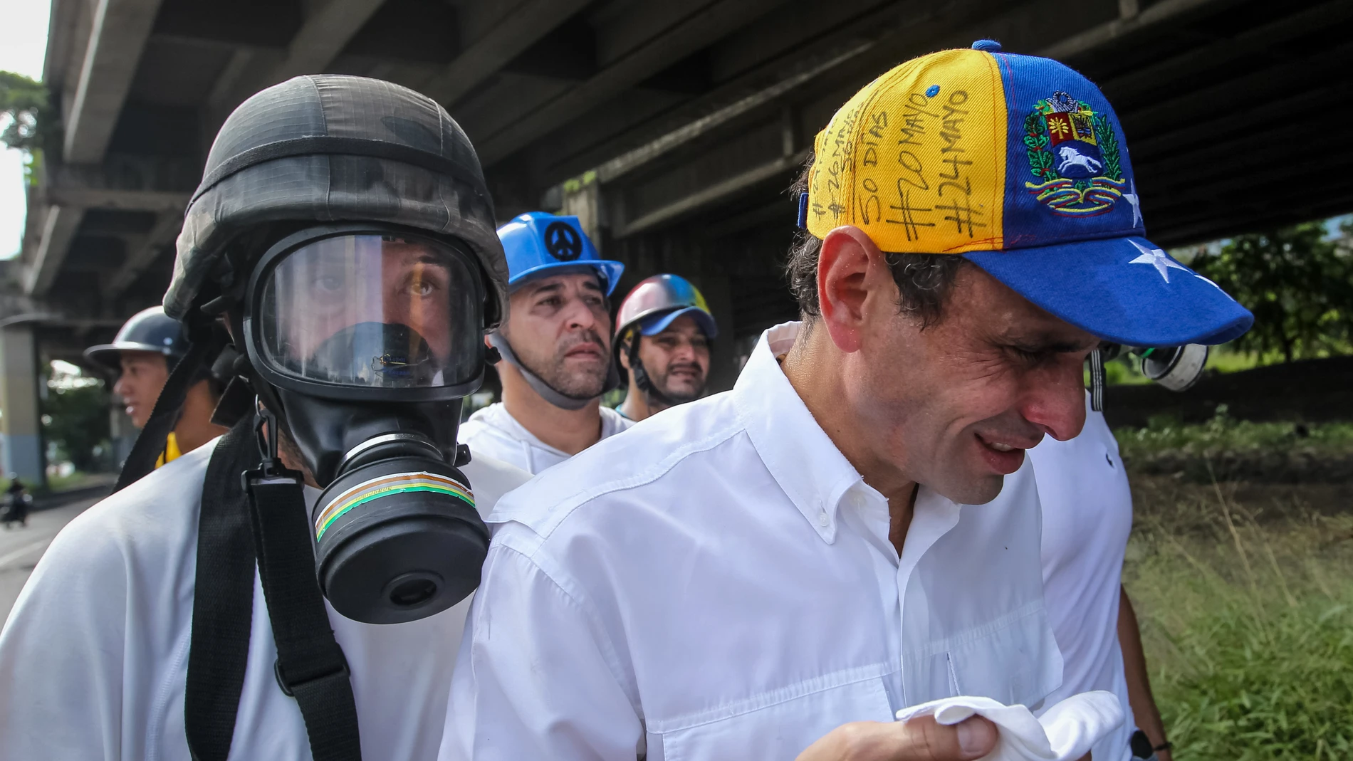 El opositor venezolano Henrique Capriles tras ser herido en una protesta El opositor venezolano Henrique Capriles tras ser herido en una protesta