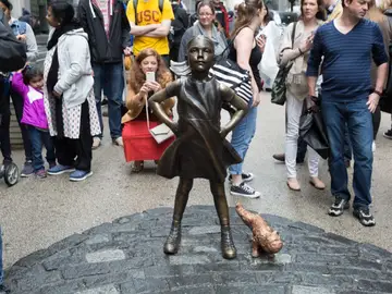La figura 'Niña sin miedo' junto a la del perro que le orina La figura 'Niña sin miedo' junto a la del perro que le orina