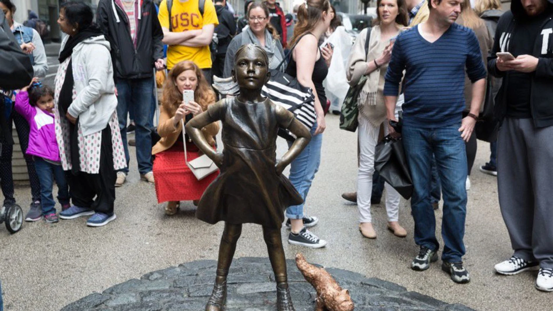 La figura 'Niña sin miedo' junto a la del perro que le orina La figura 'Niña sin miedo' junto a la del perro que le orina