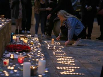 Cientos de personas participan en una vigilia en honor a las víctimas del atentado de Mánchester