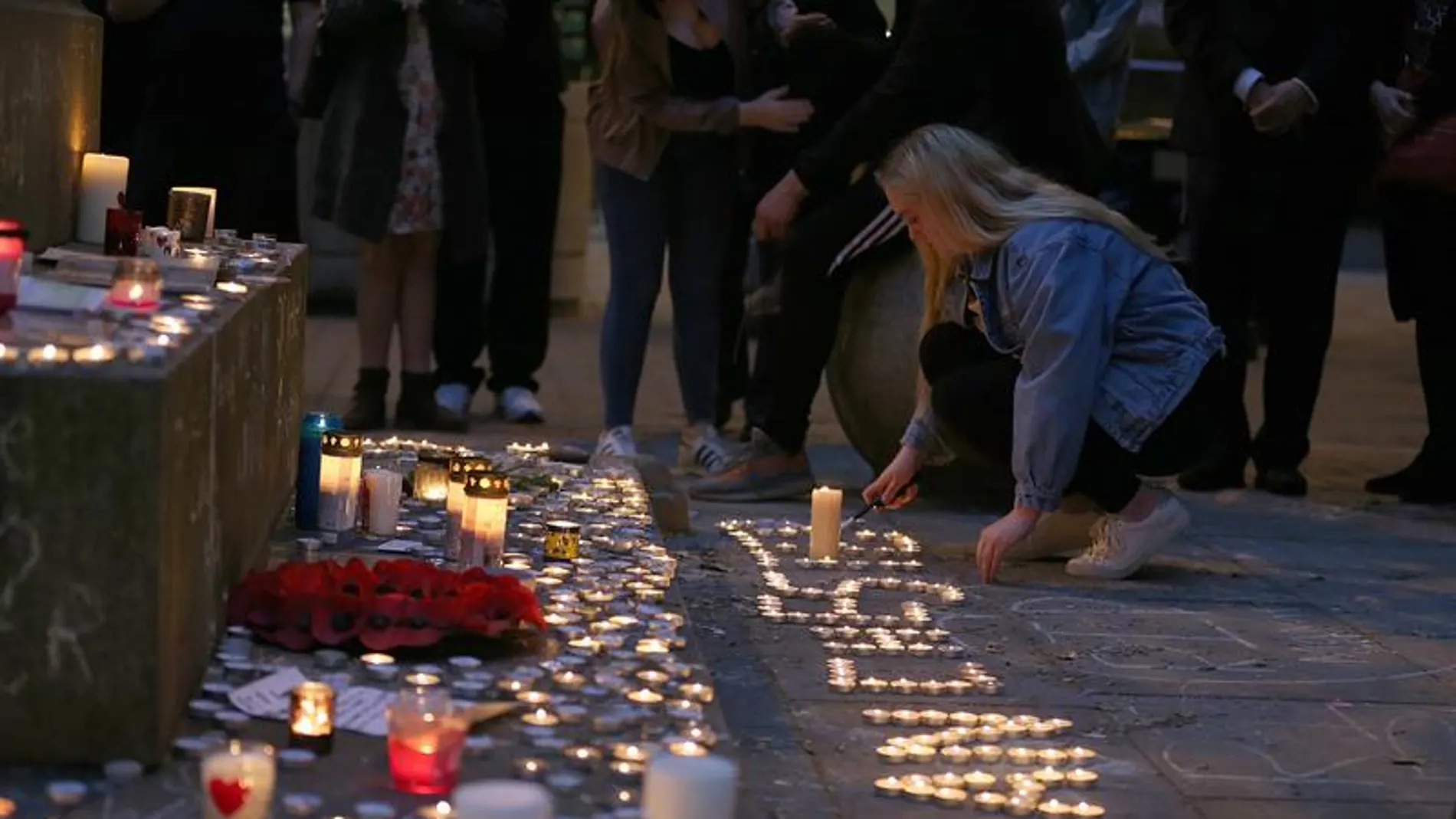 Cientos de personas participan en una vigilia en honor a las víctimas del atentado de Mánchester Cientos de personas participan en una vigilia en honor a las víctimas del atentado de Mánchester