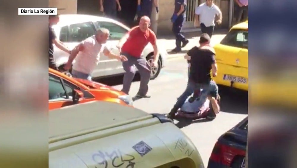 Frame 19.594852 de: Multitudinaria pelea provocada por un altercado de tráfico en el centro de Ourense