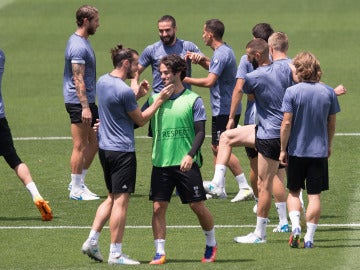 Gareth Bale e Isco se saludan durante el último entrenamiento del Real Madrid