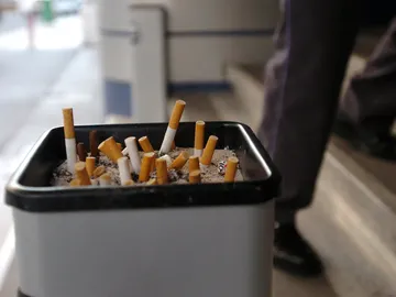 Imagen de un cenicero con varios cigarrillos apagados Imagen de un cenicero con varios cigarrillos apagados