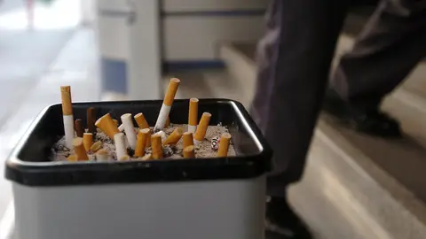 Imagen de un cenicero con varios cigarrillos apagados El Tabaco genera miles de residuos tóxicos y es la mayor fuente de desechos