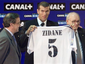 Zidane, durante su presentación como jugador del Real Madrid junto a Florentino Pérez y Alfredo di Stefano