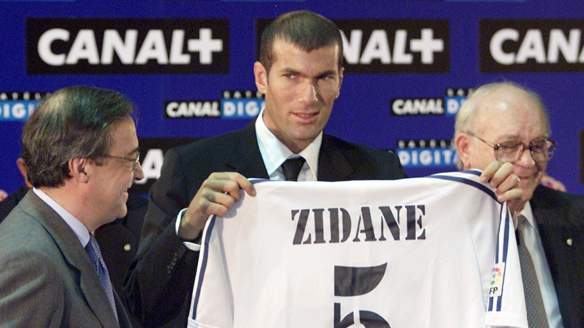 Zidane, durante su presentaci&oacute;n como jugador del Real Madrid junto a Florentino P&eacute;rez y Alfredo di Stefano