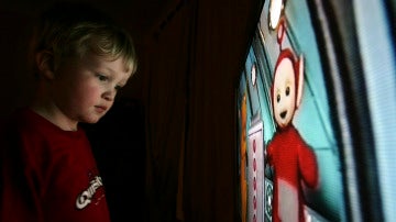 Un niño viendo la televisión