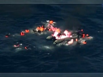 Frame 20.439706 de: Salvamento rescatan a 34 inmigrantes de una barca en llamas en aguas del Estrecho
