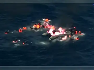 Frame 20.439706 de: Salvamento rescatan a 34 inmigrantes de una barca en llamas en aguas del Estrecho Frame 20.439706 de: Salvamento rescatan a 34 inmigrantes de una barca en llamas en aguas del Estrecho