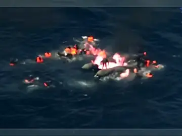 Frame 20.439706 de: Salvamento rescatan a 34 inmigrantes de una barca en llamas en aguas del Estrecho Frame 20.439706 de: Salvamento rescatan a 34 inmigrantes de una barca en llamas en aguas del Estrecho