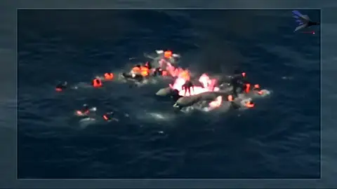 Frame 20.439706 de: Salvamento rescatan a 34 inmigrantes de una barca en llamas en aguas del Estrecho Frame 20.439706 de: Salvamento rescatan a 34 inmigrantes de una barca en llamas en aguas del Estrecho