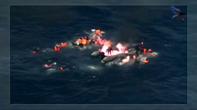 Salvamento rescata a 34 inmigrantes de una barca en llamas en aguas del Estrecho