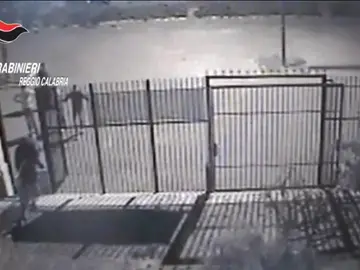 Frame 15.605333 de: Un cura recibe una paliza al llamar la atención a unos jóvenes por jugar delante de la parroquia Frame 15.605333 de: Un cura recibe una paliza al llamar la atención a unos jóvenes por jugar delante de la parroquia