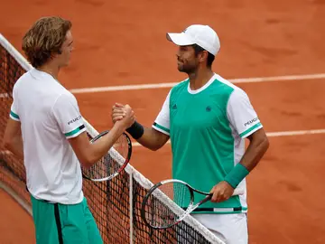 Verdasco saluda a Zverev tras vencerle a Roland Garros Verdasco saluda a Zverev tras vencerle a Roland Garros