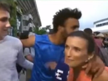 El tenista Hamou, acosando a una periodista