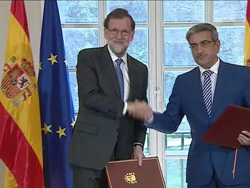 Mariano Rajoy y Román Rodríguez firman el acuerdo de los PGE Mariano Rajoy y Román Rodríguez firman el acuerdo de los PGE