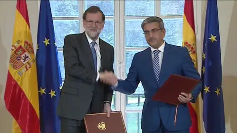 Mariano Rajoy y Román Rodríguez firman el acuerdo de los PGE Mariano Rajoy y Román Rodríguez firman el acuerdo de los PGE