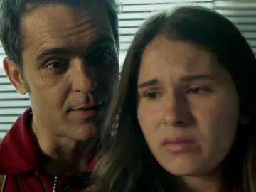 Berlín intimida a una niña aislándola del resto de rehenes Berlín intimida a una niña aislándola del resto de rehenes