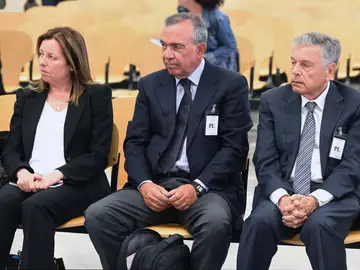 El expresidente de la Caja de Ahorros del Mediterráneo (CAM) Modesto Crespo (d), y los ex directores generales, Roberto López Abad (c) y María Dolores Amorós (i) El expresidente de la Caja de Ahorros del Mediterráneo (CAM) Modesto Crespo (d), y los ex directores generales, Roberto López Abad (c) y María Dolores Amorós (i)