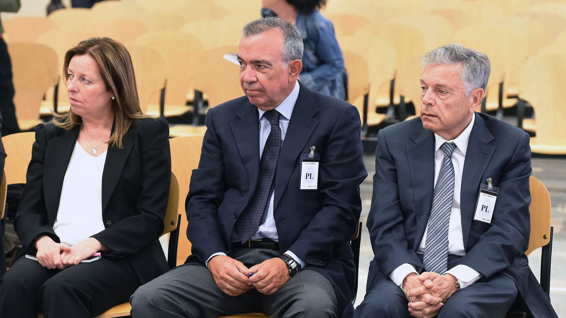 El expresidente de la Caja de Ahorros del Mediterráneo (CAM) Modesto Crespo (d), y los ex directores generales, Roberto López Abad (c) y María Dolores Amorós (i) El expresidente de la Caja de Ahorros del Mediterráneo (CAM) Modesto Crespo (d), y los ex directores generales, Roberto López Abad (c) y María Dolores Amorós (i)