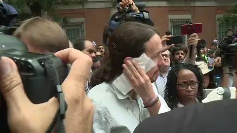 Un huevo lanzado por un manifestante impacta en uno de los representantes del sector y salpica a Pablo Iglesias Un huevo lanzado por un manifestante impacta en uno de los representantes del sector y salpica a Pablo Iglesias