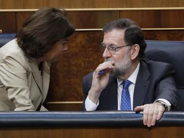 El presidente del Gobierno, Mariano Rajoy, con la vicepresidenta, Soraya Sáenz de Santamaría