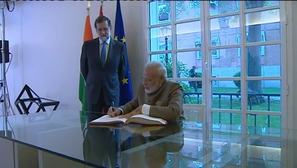 Frame 26.928 de: Rajoy y Modi elogian las reformas en India y España y apuestan por relanzar las relaciones bilaterales