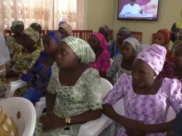 Frame 24.462578 de: Nigeria traslada a un centro de rehabilitación a las niñas de Chibok liberadas de manos de Boko Haram