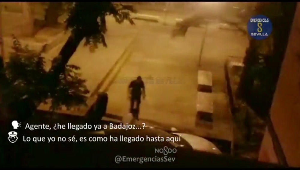 Frame 6.381951 de: Un hombre ebrio conduce por las calles de Sevilla y cree que está en Badajoz