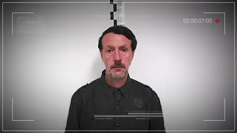 Frame 15.615819 de: La policía tiene un nuevo sospechoso de un triple asesinato cometido hace 13 años Frame 15.615819 de: La policía tiene un nuevo sospechoso de un triple asesinato cometido hace 13 años