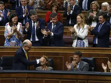Montoro recibe el aplauso de la bancada del Grupo Popular Montoro recibe el aplauso de la bancada del Grupo Popular