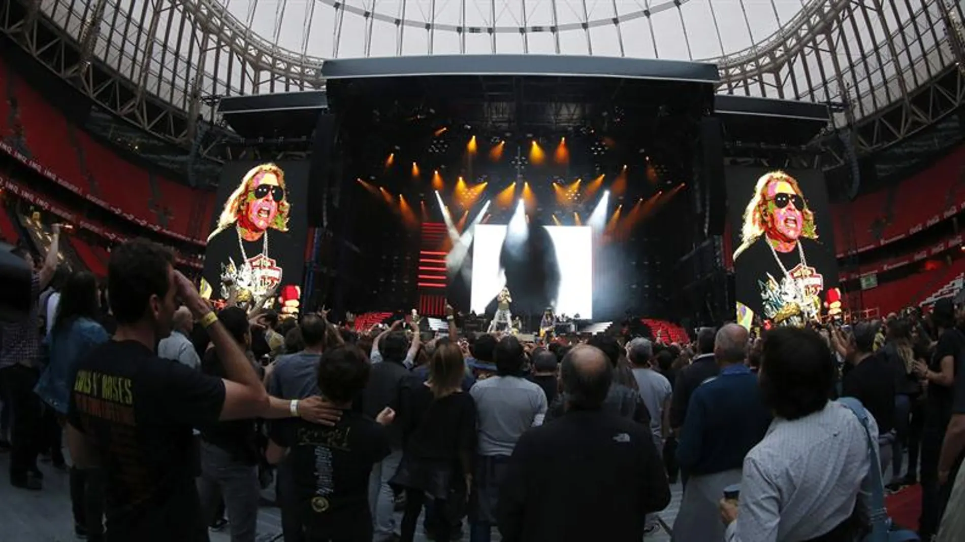 El grupo estadounidense Guns N' Roses durante el concierto en Bilbao El grupo estadounidense Guns N' Roses durante el concierto en Bilbao