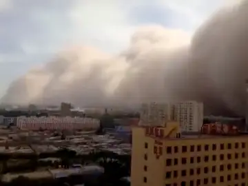 Frame 1.722666 de: Una densa tormenta de arena cubre varias ciudades en el noroeste de China Frame 1.722666 de: Una densa tormenta de arena cubre varias ciudades en el noroeste de China