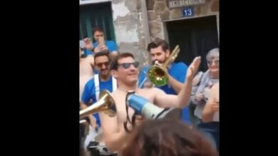 Iker Casillas lo da todo en las fiestas de su pueblo