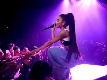 Ariana Grande cantándole a sus fans